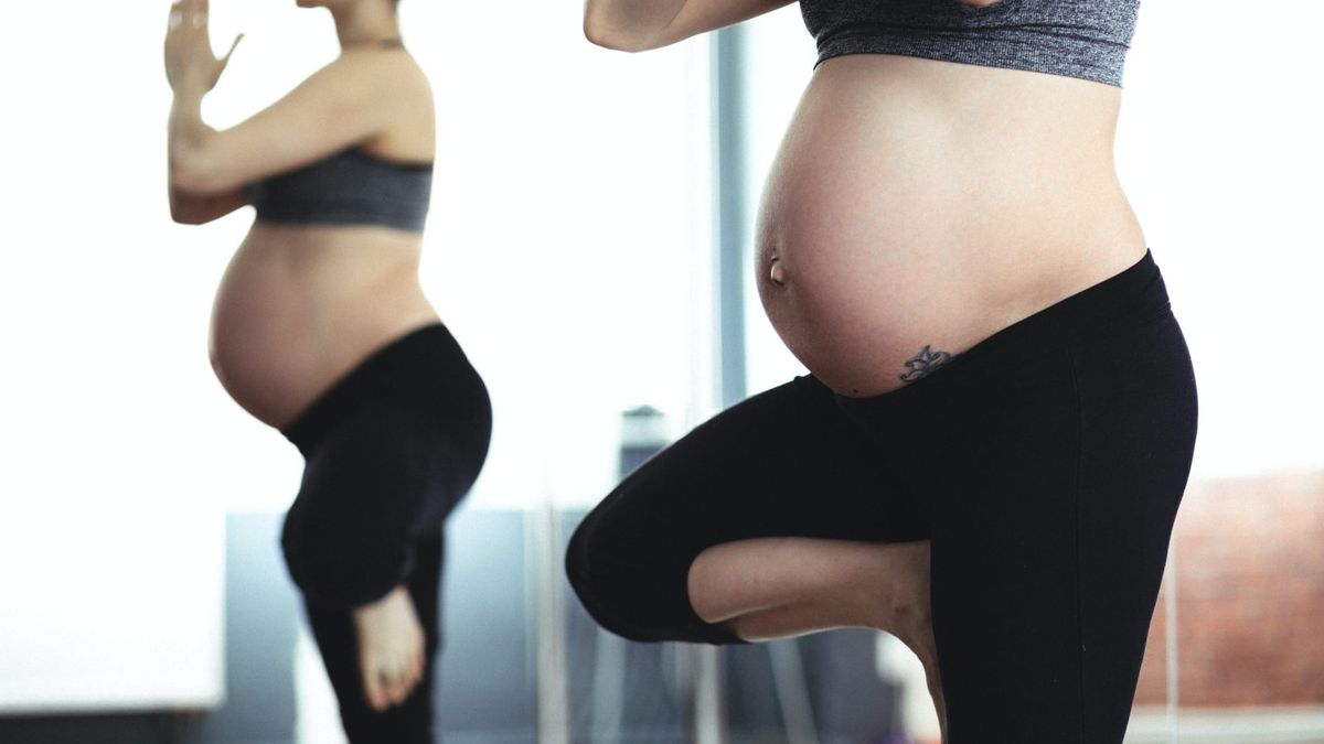mujer realizando ejercicio físico durante el embarazo