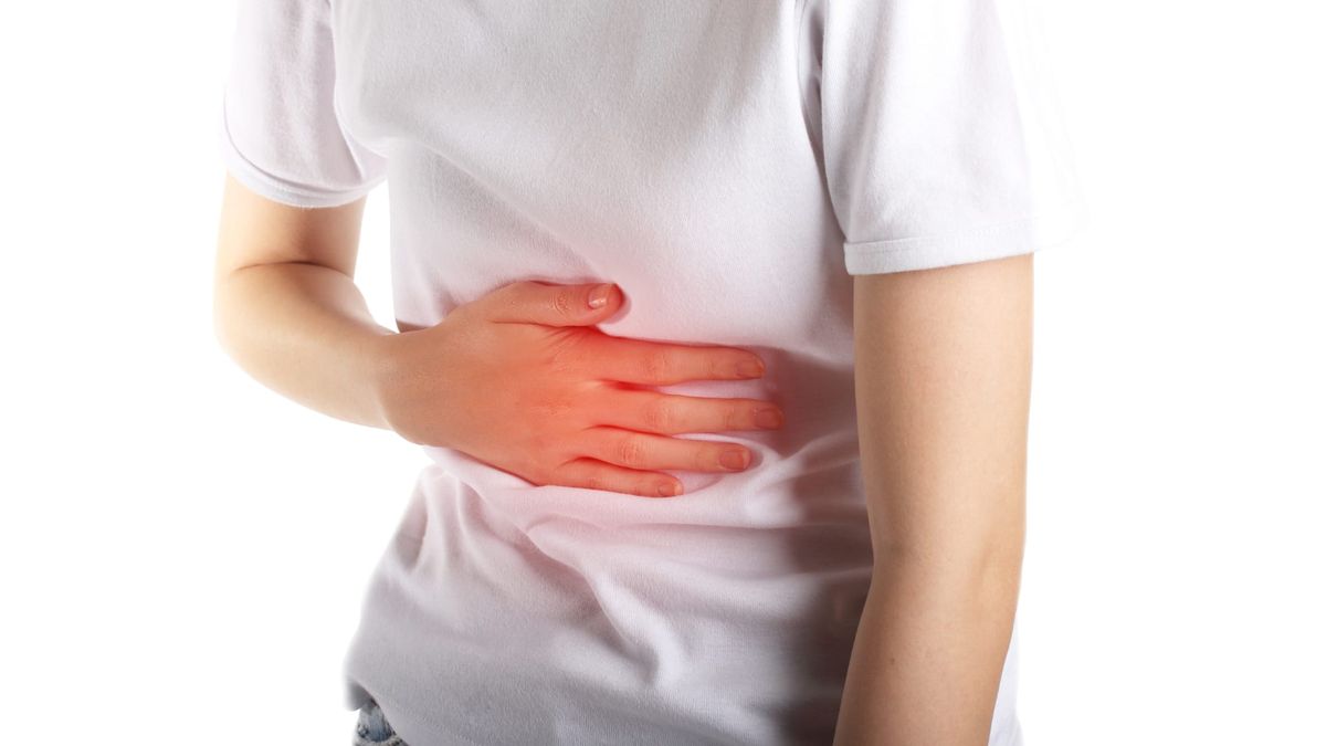 Persona con dolor de barriga e hinchazón abdominal a causa del sibo.