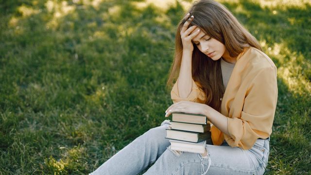 mujer con falta de energía, fatiga y agotamiento
