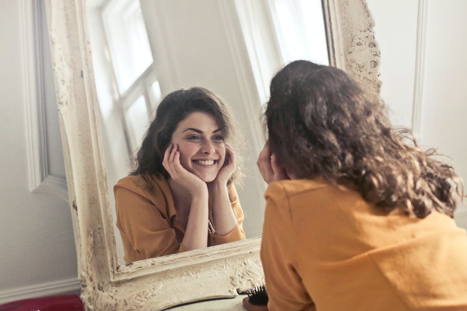 Mujer experimentando bienestar tanto físico como emocional, gracias a la práctica de una guía de meditación.