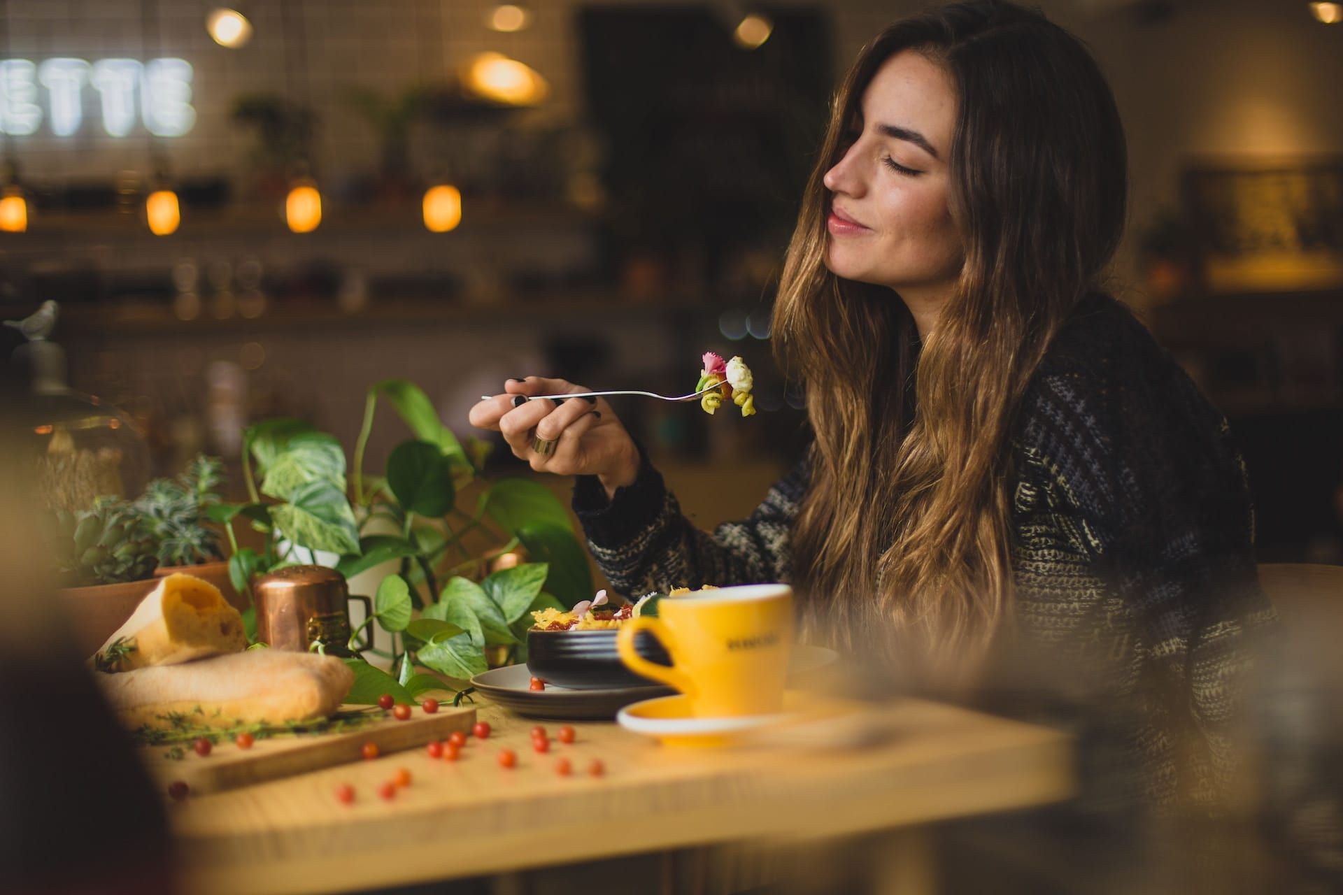 mujer comiendo conscientemente y lentamente para favorecer una digestion saludable