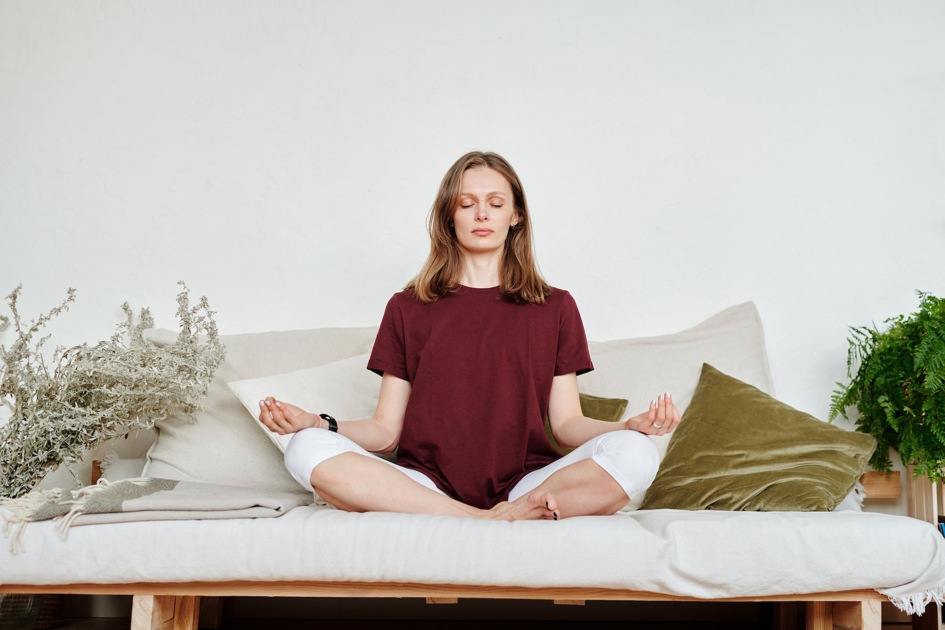 Mujer meditando para mejorar sus problemas disgestivos.