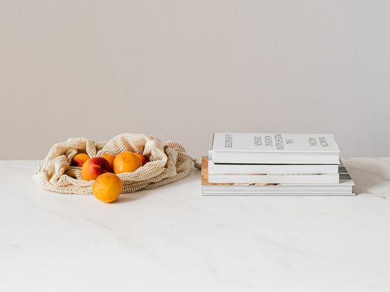 Fruta fresca y libros sobre una mesa
