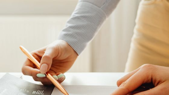 Dos personas revisando gráficos en un documento